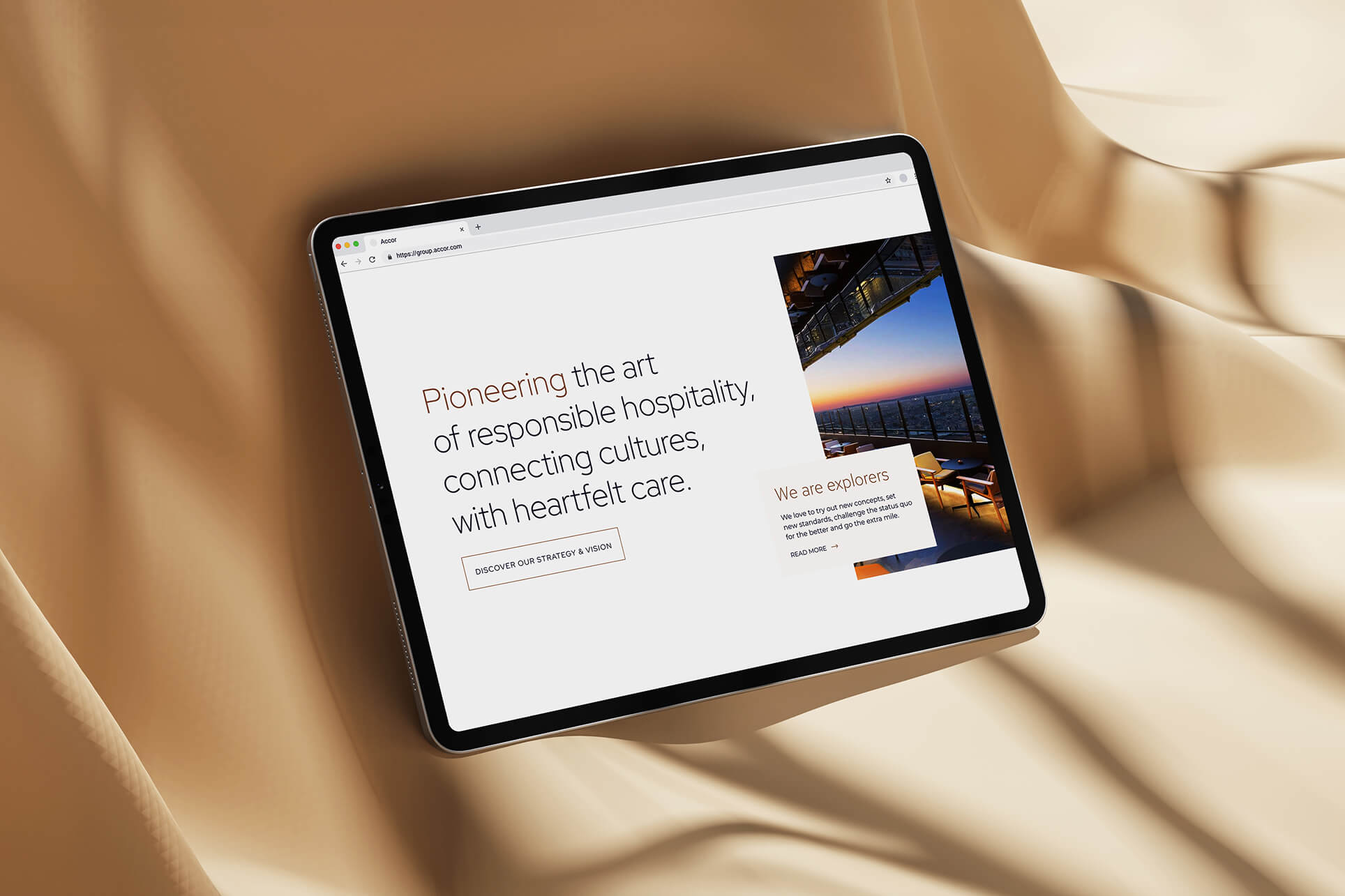 La page d'accueil sur tablette : phrase de positionnement en grand, encart de présentation et visuels superposés.