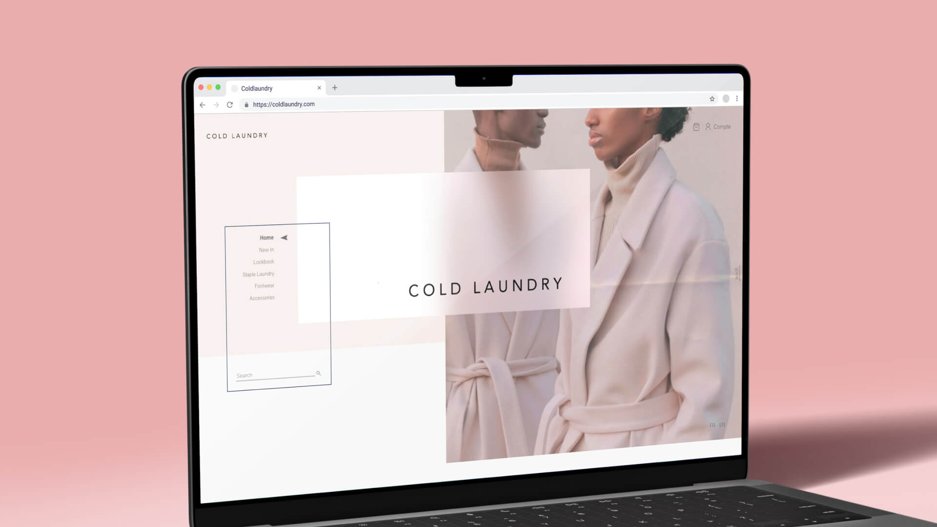Le site présenté sur ordinateur : la page d'accueil, logotype en capitales espacées posé sur une photographie de collection.